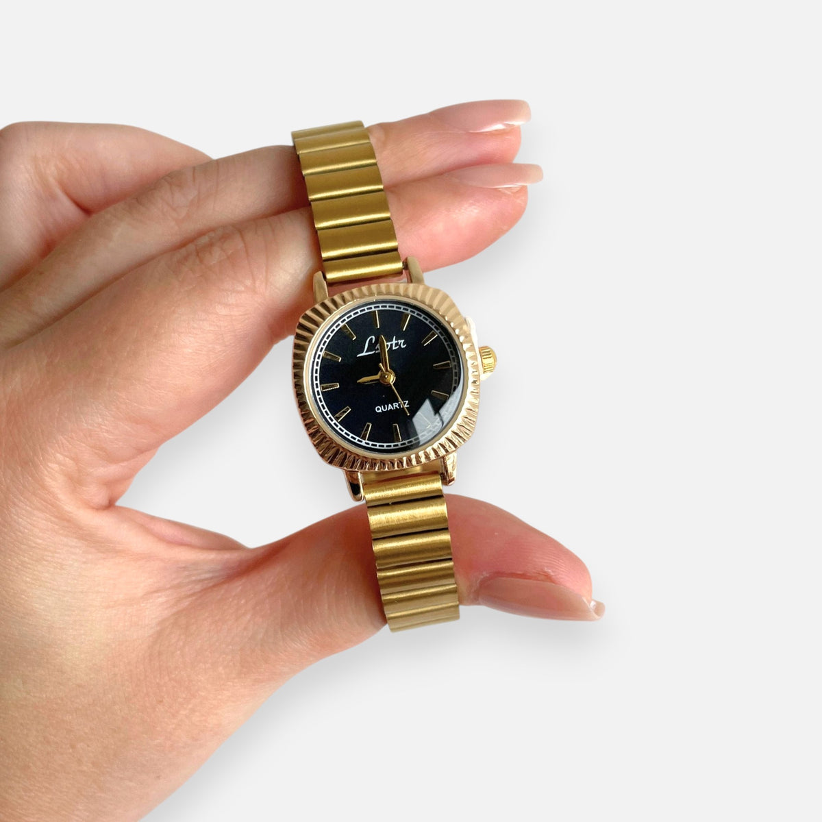 Reloj Hv Hermanas Villegas de caja cuadrada dorada, correa de eslabones y dial negro con estilo vintage elegante.