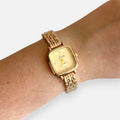 Reloj Hv Hermanas Villegas cuadrado dorado con correa de eslabones, dial texturizado y detalles de brillantes