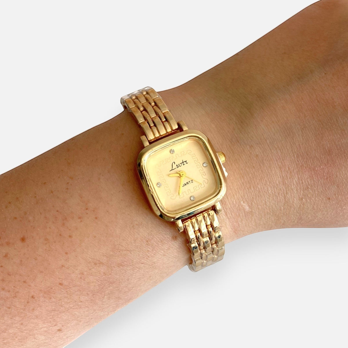 Reloj Hv Hermanas Villegas cuadrado dorado con correa de eslabones, dial texturizado y detalles de brillantes