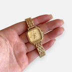 Reloj Hv Hermanas Villegas cuadrado dorado con correa de eslabones y detalles brillantes en la esfera