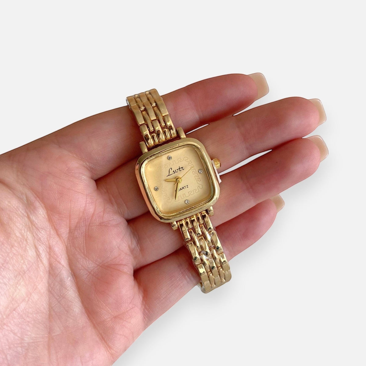 Reloj Hv Hermanas Villegas cuadrado dorado con correa de eslabones y detalles brillantes en la esfera