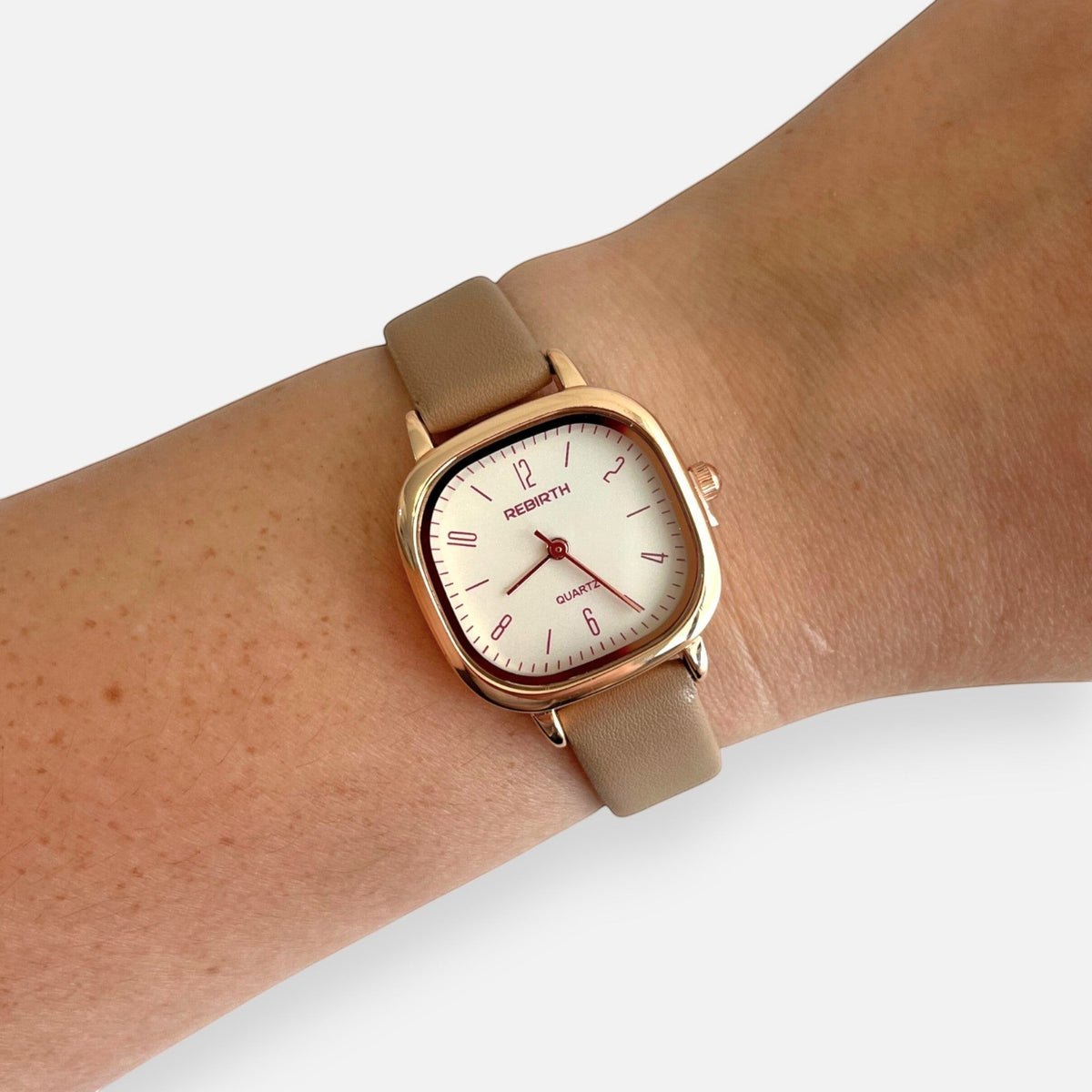 Reloj Hv Hermanas Villegas de caja cuadrada oro rosa con dial claro y correa de cuero vegano beige en la muñeca