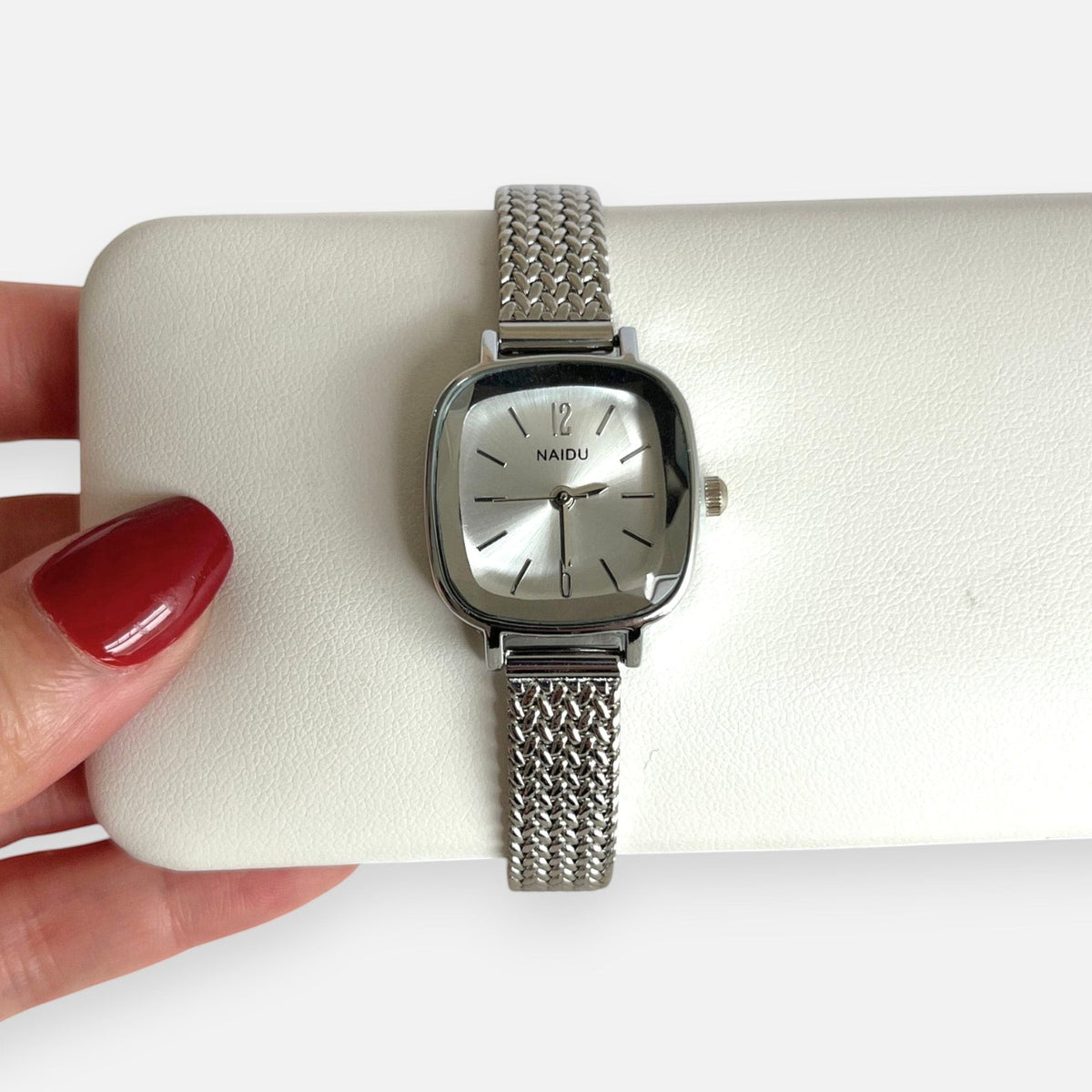 Reloj Hv Hermanas Villegas de caja cuadrada plateada con correa de acero trenzado y dial analógico estilo vintage