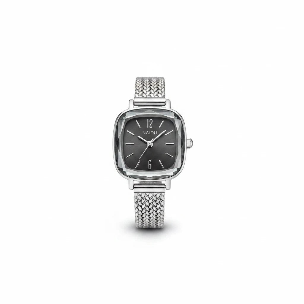 Reloj analógico Hv Hermanas Villegas con caja cuadrada plateada, dial negro y correa de acero inoxidable trenzada.