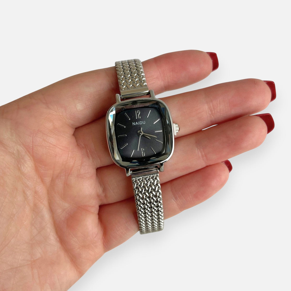 Reloj Hv Hermanas Villegas de caja cuadrada plateada, dial negro y correa de acero inoxidable con tejido trenzado.