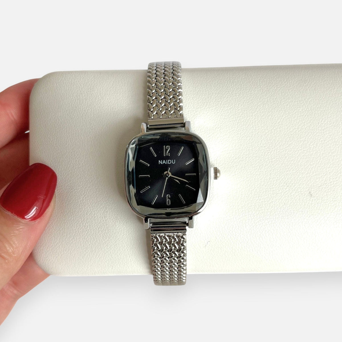 Reloj Hv Hermanas Villegas de caja cuadrada plateada, dial negro y correa de acero inoxidable con tejido trenzado.