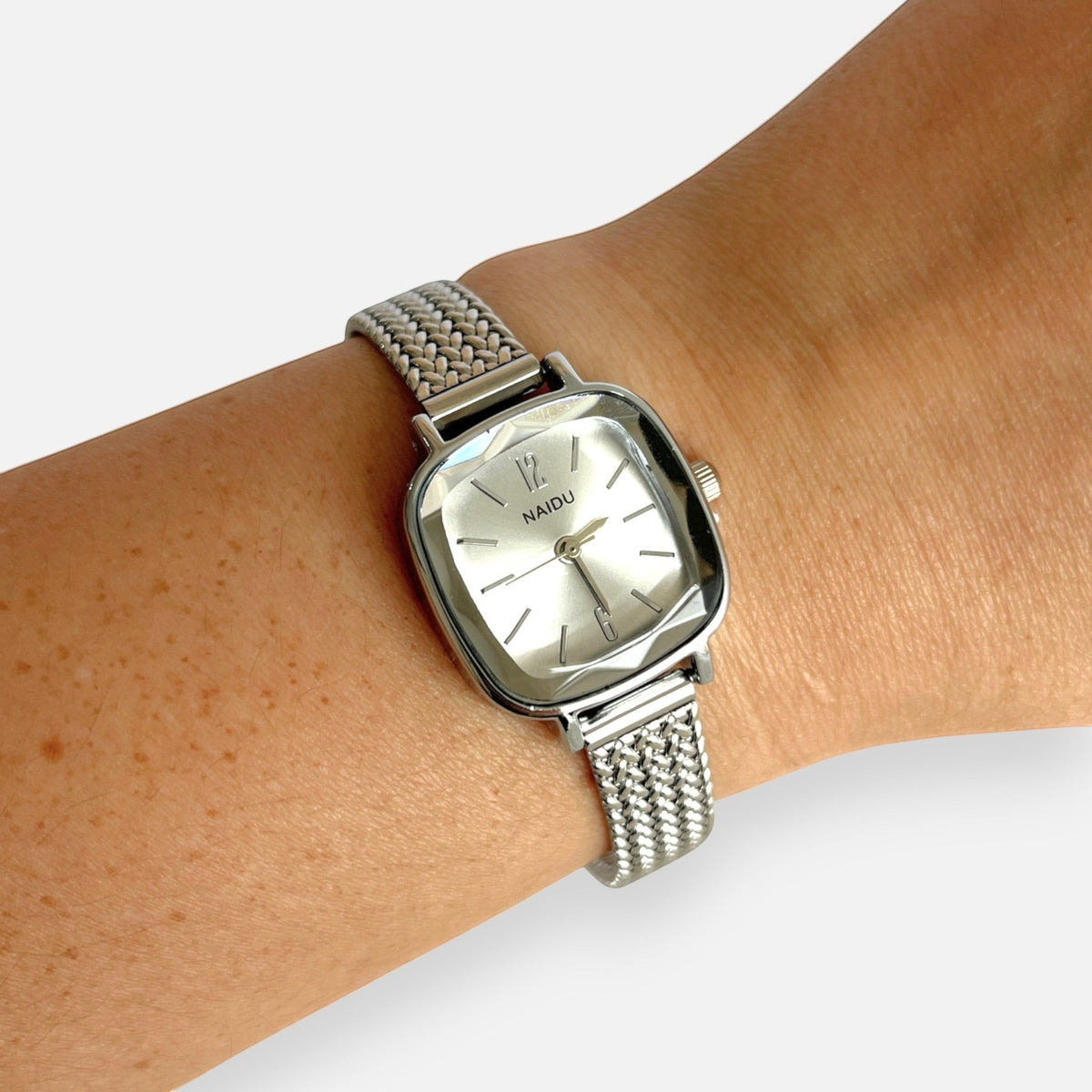 Reloj Hv Hermanas Villegas plateado con caja cuadrada, dial cepillado y correa de acero inoxidable trenzada vintage