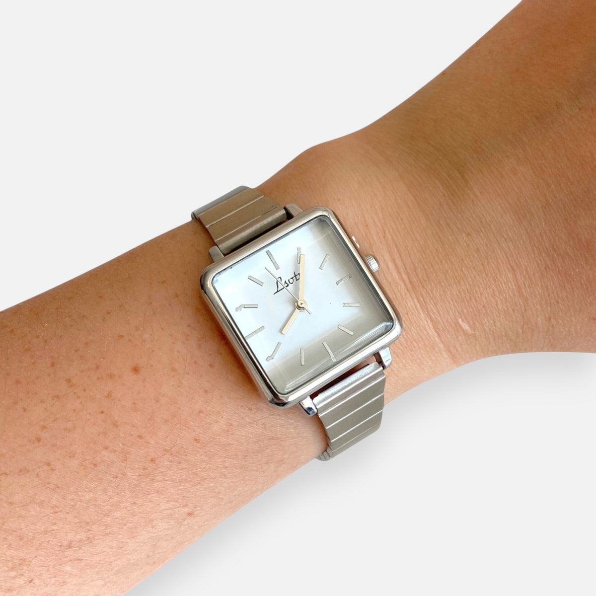 Reloj Hv Hermanas Villegas de caja cuadrada plateada con dial blanco y correa metálica extensible estilo vintage