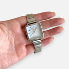 Reloj Hv Hermanas Villegas de caja cuadrada plateada con dial blanco y correa metálica extensible estilo vintage