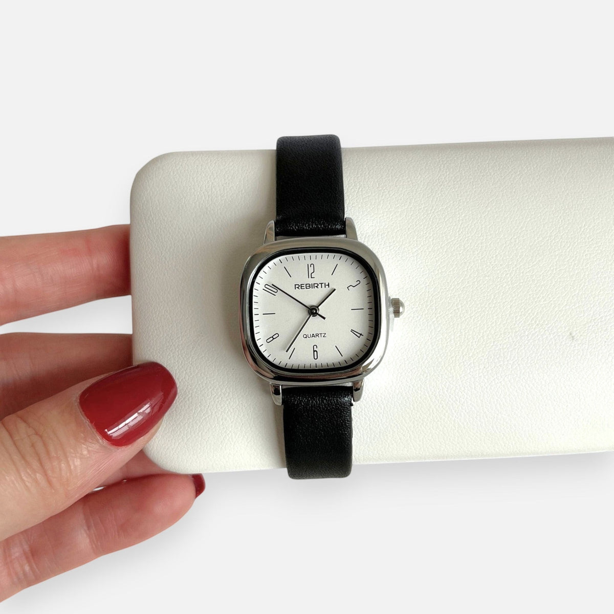 Reloj Hv Hermanas Villegas con caja cuadrada plateada, dial blanco y correa de cuero vegano negro estilo vintage.
