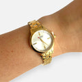 Reloj Hv Hermanas Villegas dorado de acero con dial satinado y circones en la muñeca