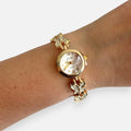 Reloj Hv Hermanas Villegas dorado con mariposas brillantes y dial analógico en muñeca femenina