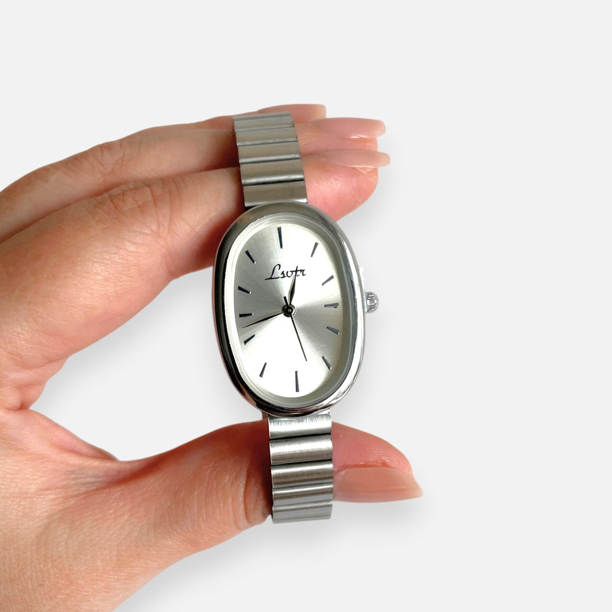 Reloj analógico Hv Hermanas Villegas con caja ovalada y correa de eslabones flexibles en acero plateado brillante