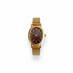 Reloj Hv Hermanas Villegas ovalado con caja dorada, dial guinda y correa metálica extensible de estilo vintage.