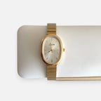 Reloj analógico Hv Hermanas Villegas con caja ovalada y correa de eslabones flexibles en acero dorado estilo vintage
