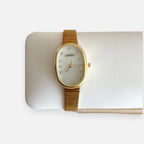 Reloj Hv Hermanas Villegas ovalado dorado con dial nacarado, marcadores de cristales y correa extensible flexible