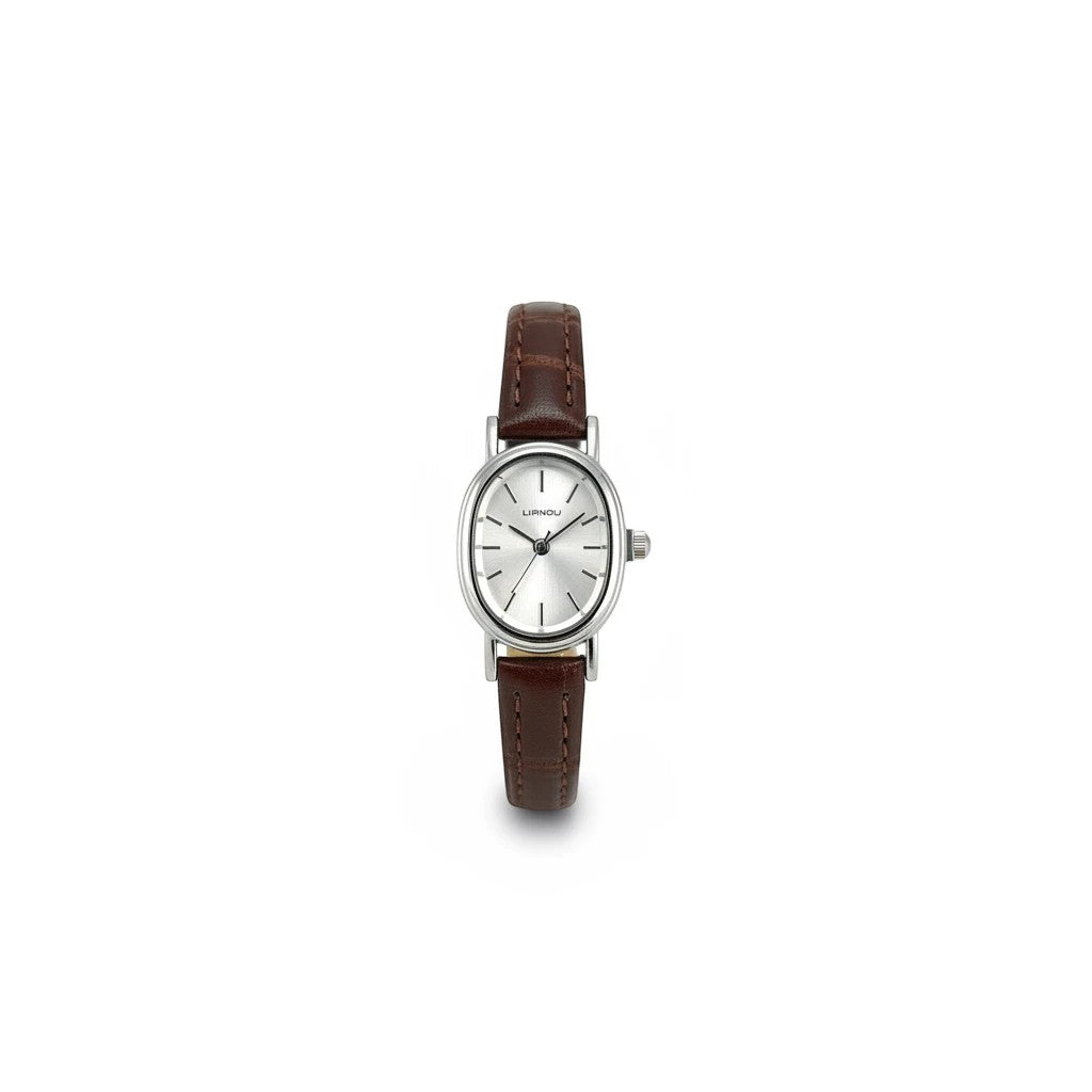 Reloj Hv Hermanas Villegas con caja ovalada plateada, dial satinado y correa de cuero vegano café estilo vintage