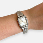 Reloj analógico Hv Hermanas Villegas de acero plateado con caja rectangular y dial minimalista en muñeca femenina