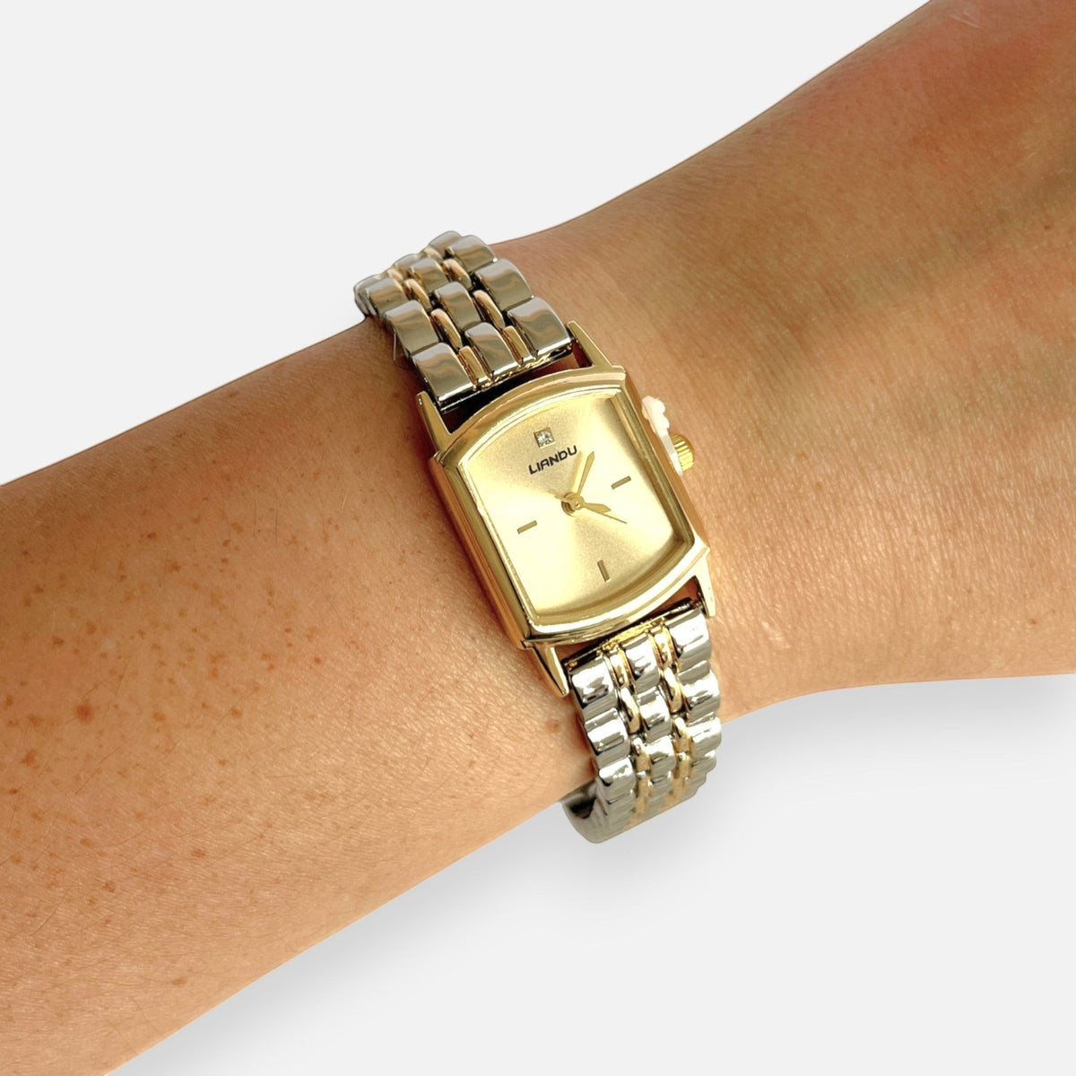 Reloj Hv Hermanas Villegas rectangular bicolor con caja dorada, dial satinado y correa de acero articulada
