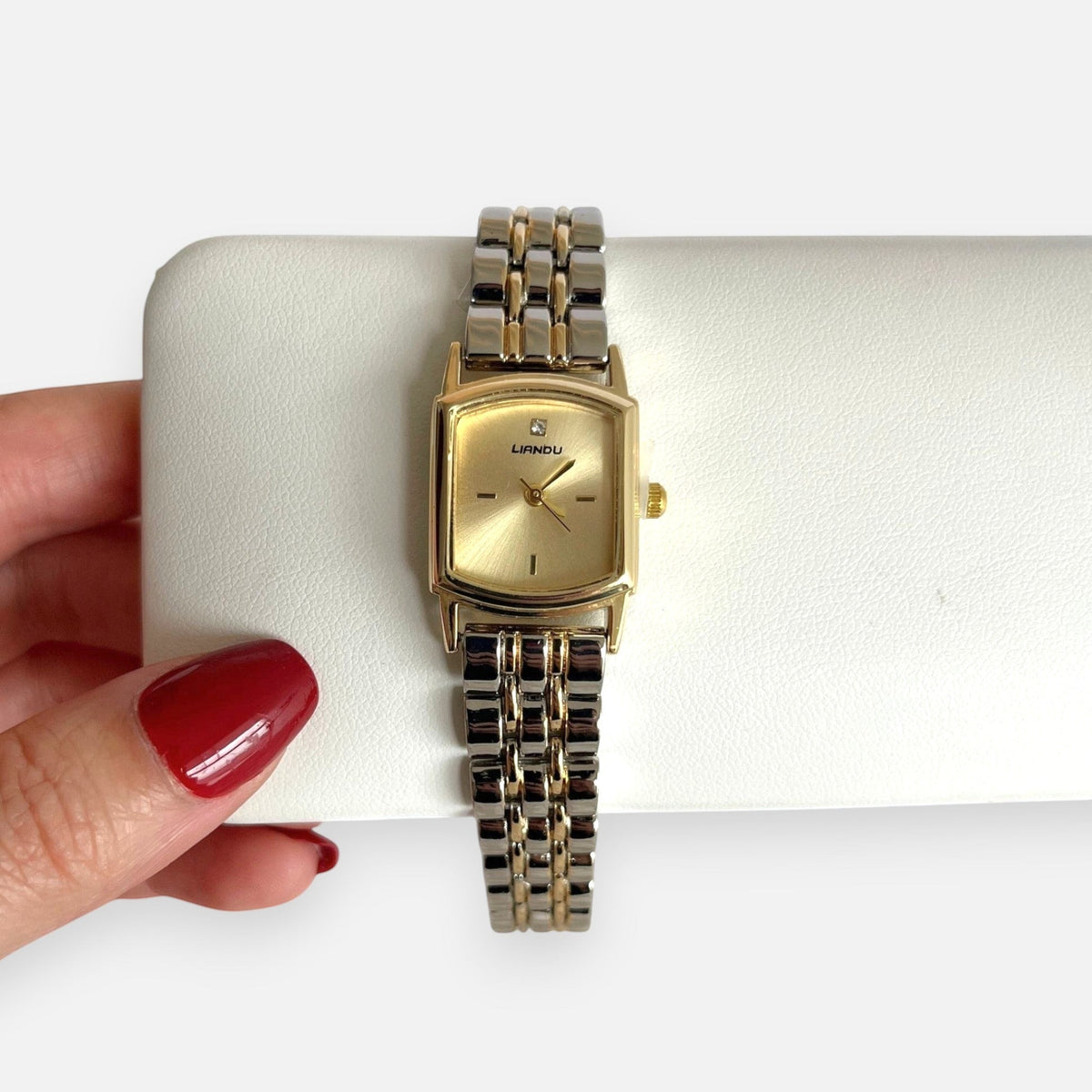 Reloj Hv Hermanas Villegas rectangular bicolor con caja dorada, dial satinado y correa de acero articulada