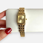 Reloj Hv Hermanas Villegas rectangular dorado de acero con dial satinado, circon en las 12 y correa de eslabones.