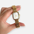 Reloj Hv Hermanas Villegas rectangular dorado con correa de eslabones y dial texturizado de estilo vintage
