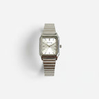 Reloj Hv Hermanas Villegas rectangular plateado con caja biselada, dial satinado y correa extensible de acero
