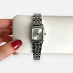 Reloj Hv Hermanas Villegas rectangular plateado de acero con dial satinado y detalle de circon en estilo vintage