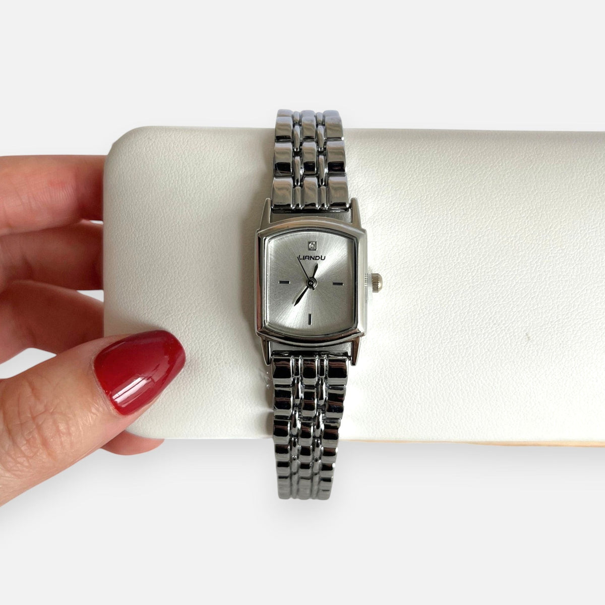 Reloj Hv Hermanas Villegas rectangular plateado de acero con dial satinado y detalle de circon en estilo vintage