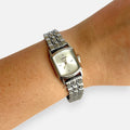 Reloj Hv Hermanas Villegas rectangular plateado de acero con dial satinado y circon en muñeca femenina