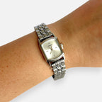 Reloj Hv Hermanas Villegas rectangular plateado de acero con dial satinado y circon en muñeca femenina