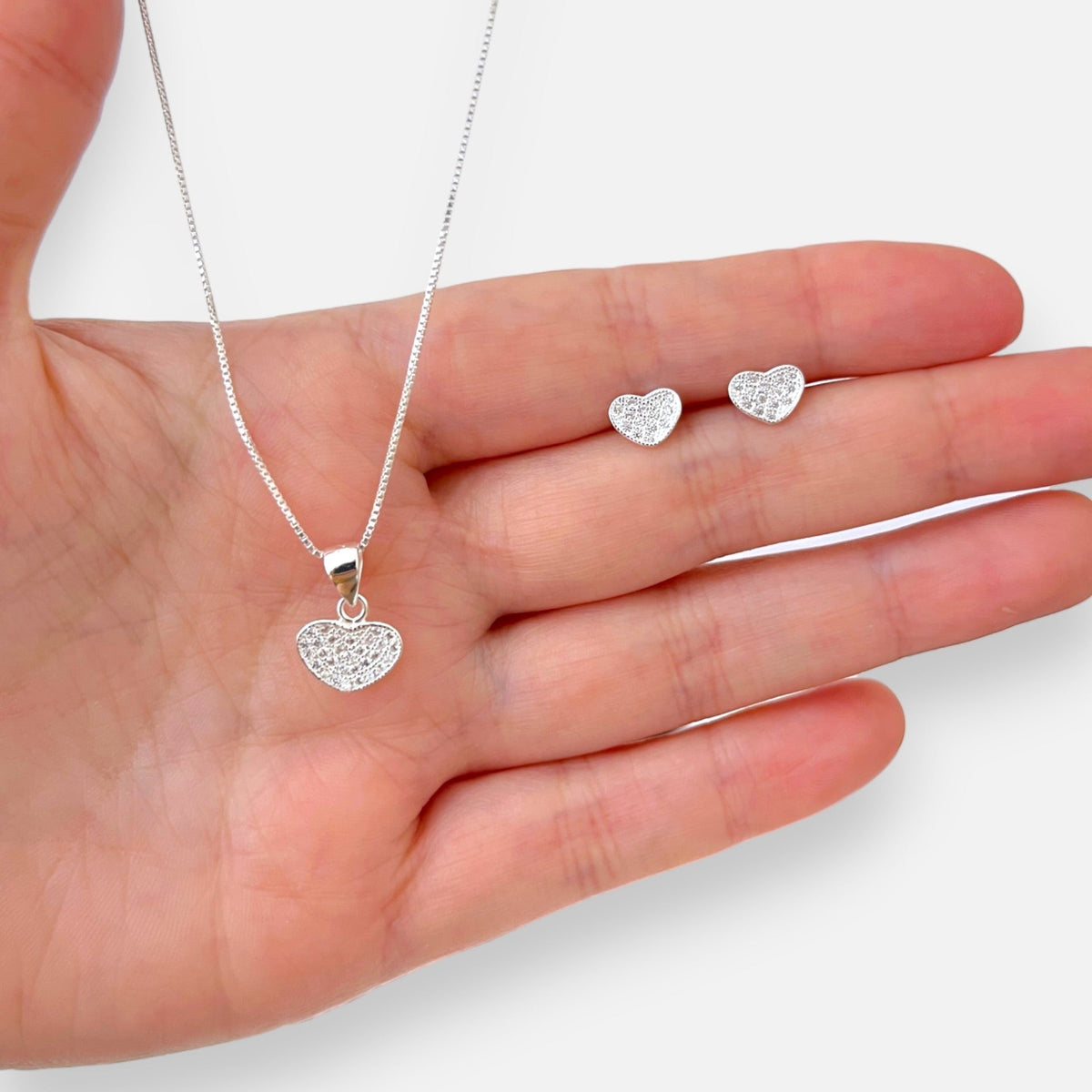 Set de joyería Hv Hermanas Villegas en plata 925 con dije y aretes de corazón pavé con circones brillantes